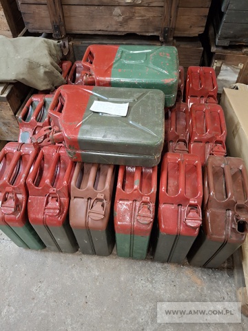 Sprzęt służby OPBMR - pakiet zawierający 6 poz. asort. (wg oddzielnego wykazu), w tym m.in.: kanistry stalowe 20 l, skrzynie drewniane, torby na maski pgaz, zestaw namiotów do zabiegów sanitarnych itp. 